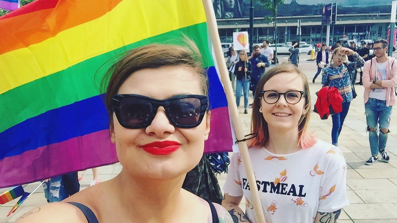 Selfie von Anna und Sandra auf einer Pride-Demonstration