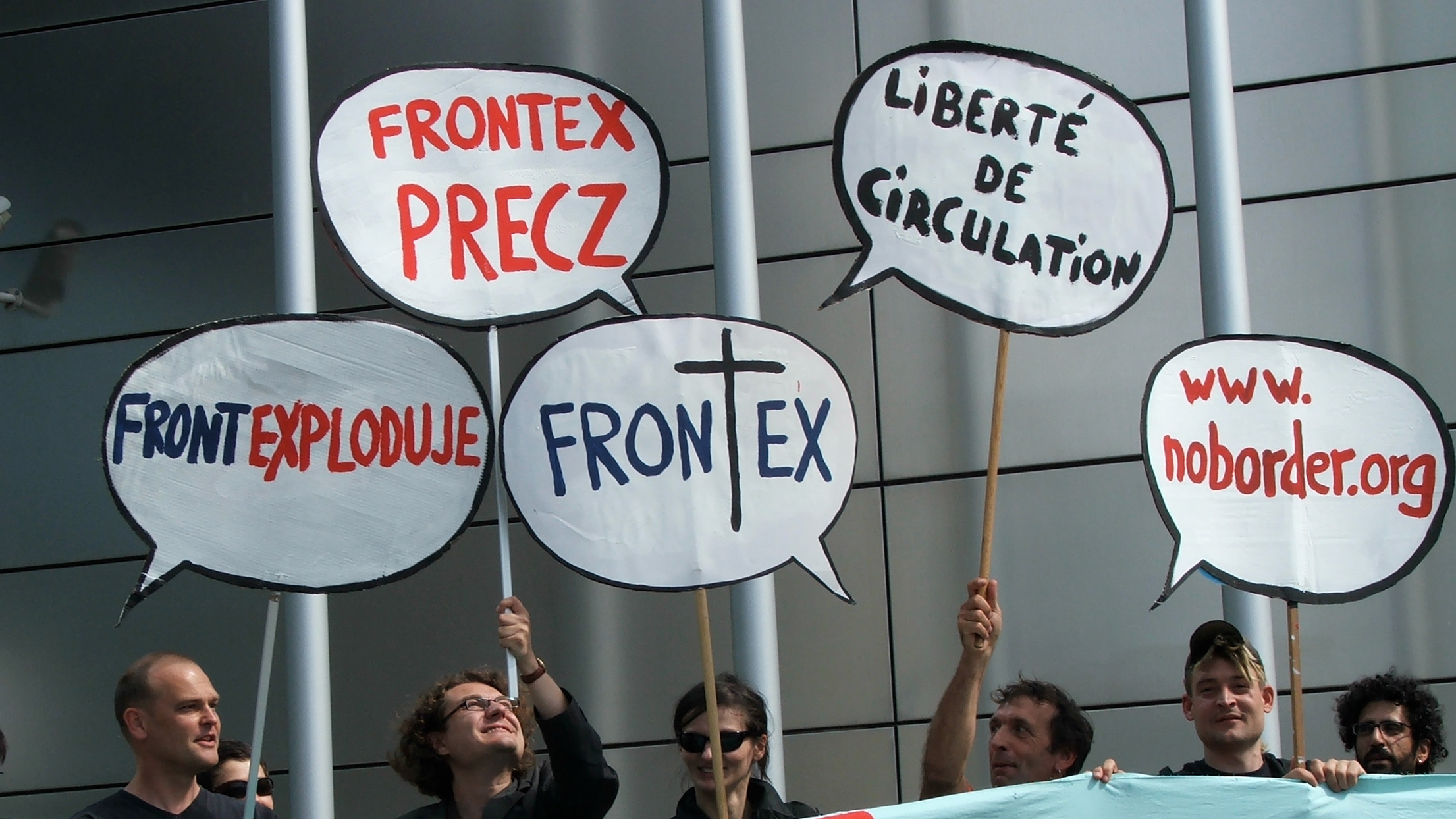 Anti-Frontex-Demonstration am 6. Juni 2008 vor dem Frontex-Hauptquartier in Warschau, Polen.