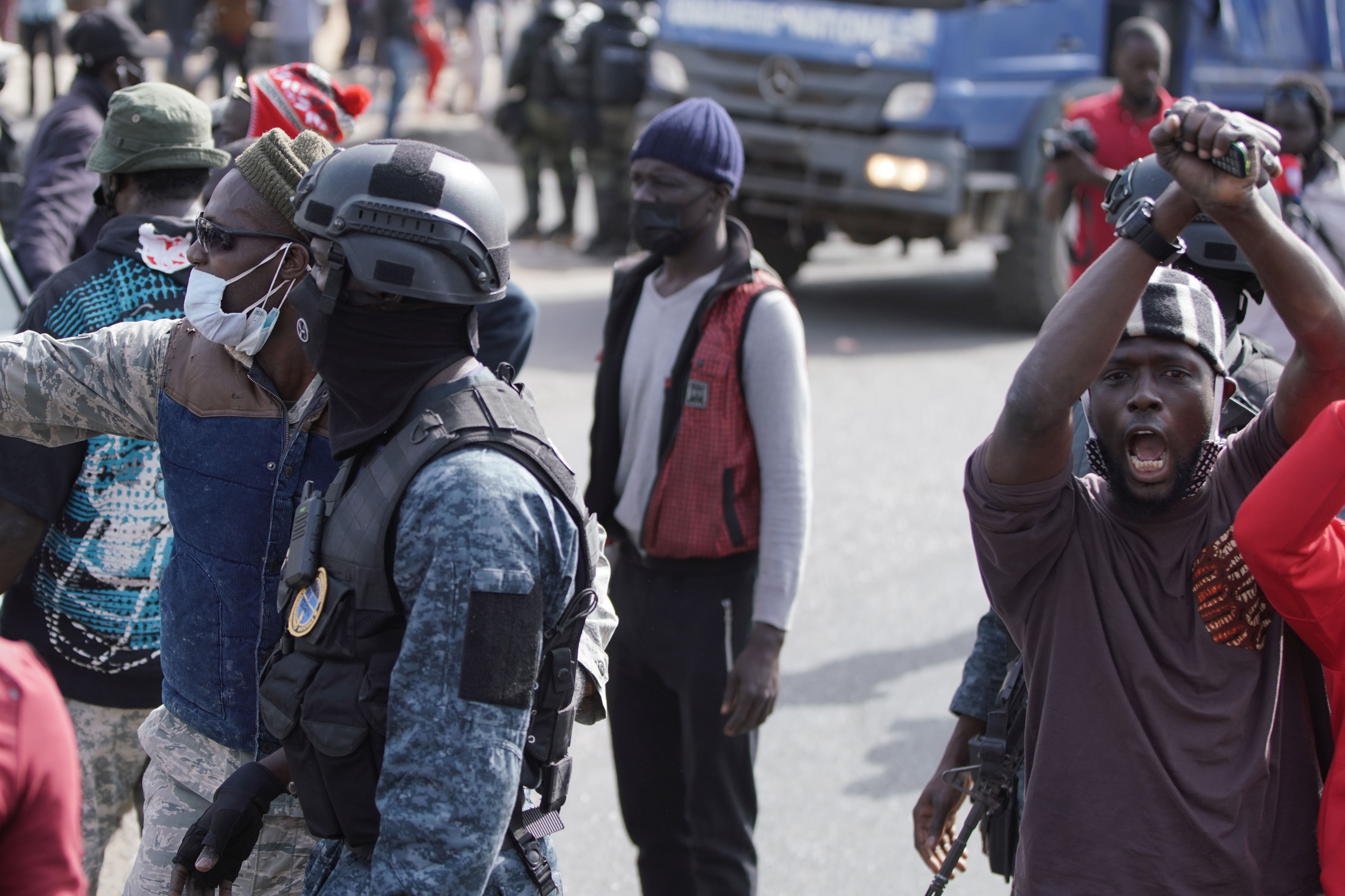 Protestierende und Polizisten in Senegal