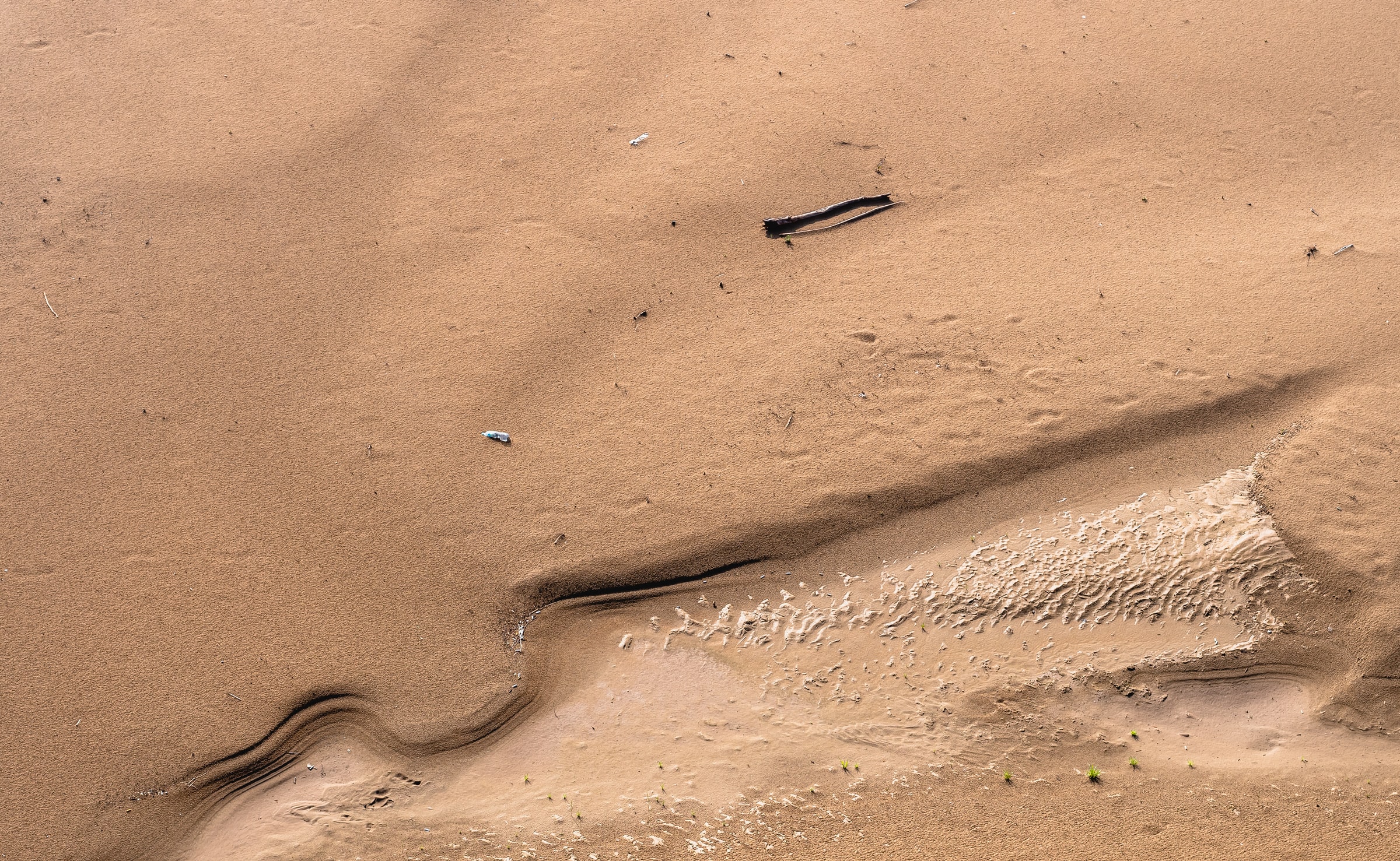 Ein ausgetrocknetes Flussbett in Nahaufnahme