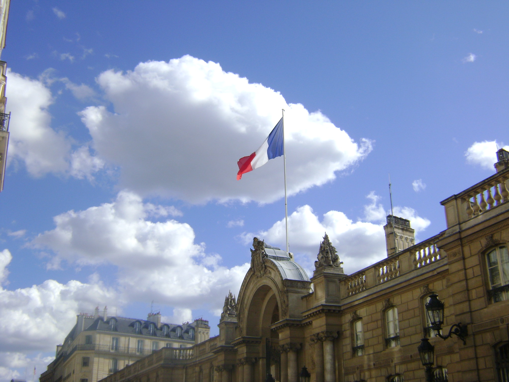 Die französische Flagge auf der Spitze des Élysée-Palastes. Die französische Flagge auf der Spitze des Élysée-Palastes.