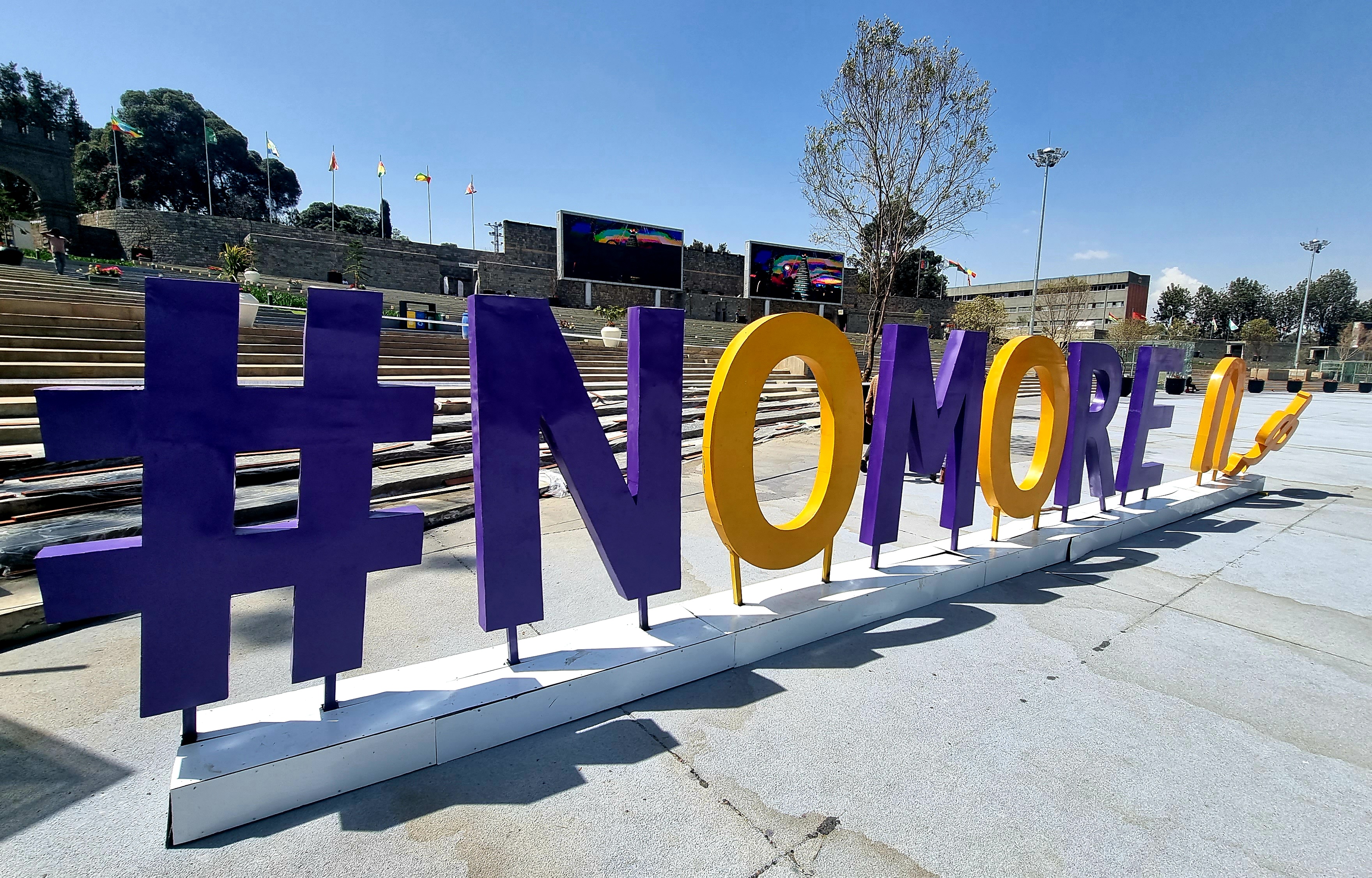 Aussenwerbung am zentralen Meskel-Square für die Regierungskampagne '#NoMore', die sich gegen die westliche Berichterstattung über den Nordäthiopienkonflikt wendet." Aussenwerbung am zentralen Meskel-Square für die Regierungskampagne '#NoMore', die sich gegen die westliche Berichterstattung über den Nordäthiopienkonflikt wendet."