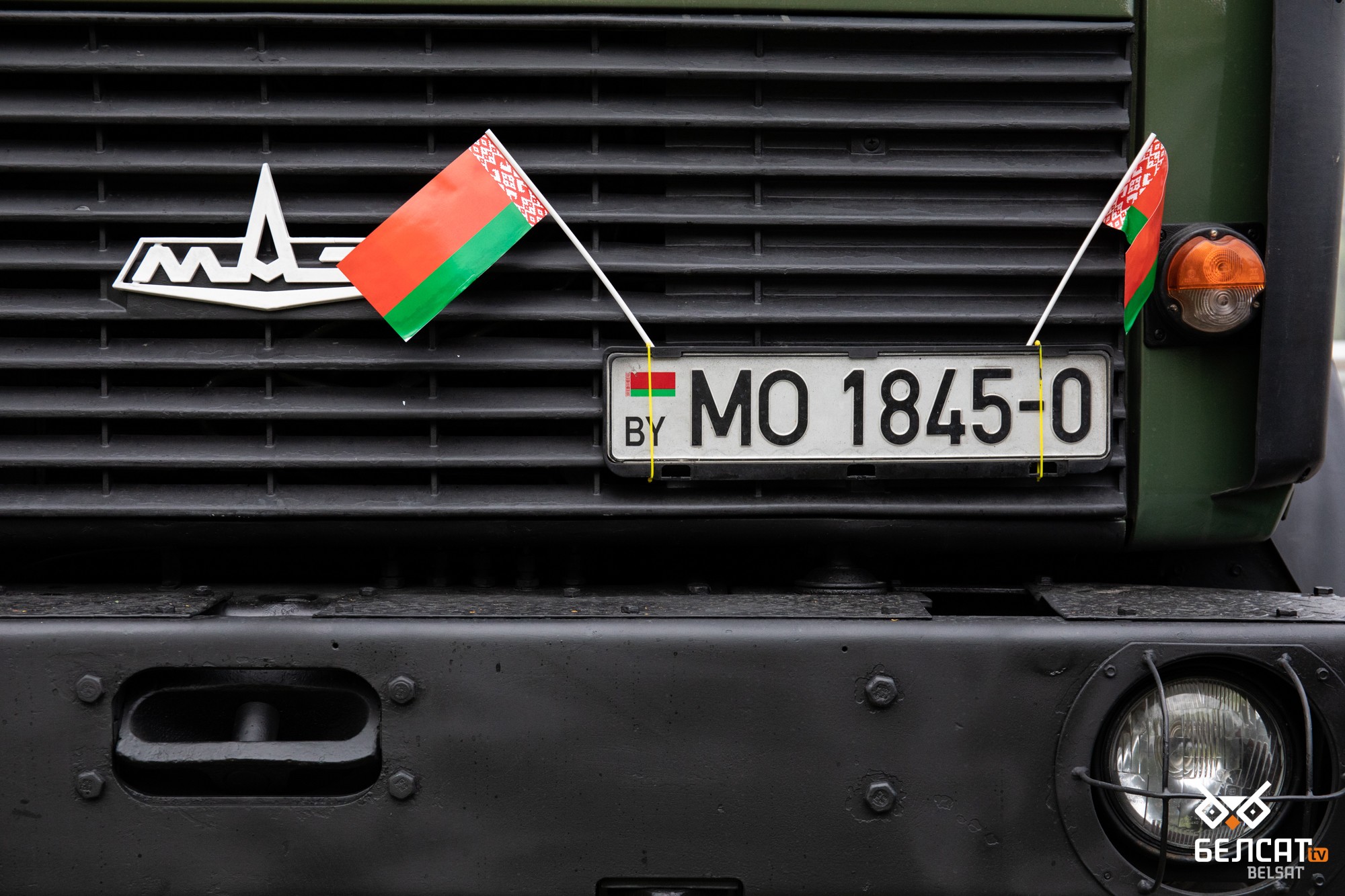 LKW-Kühlerhaube, staatspatriotisch geschmückt Kühlerhaube LKW mit Nummernschild, staatspatriotisch geschmückt.