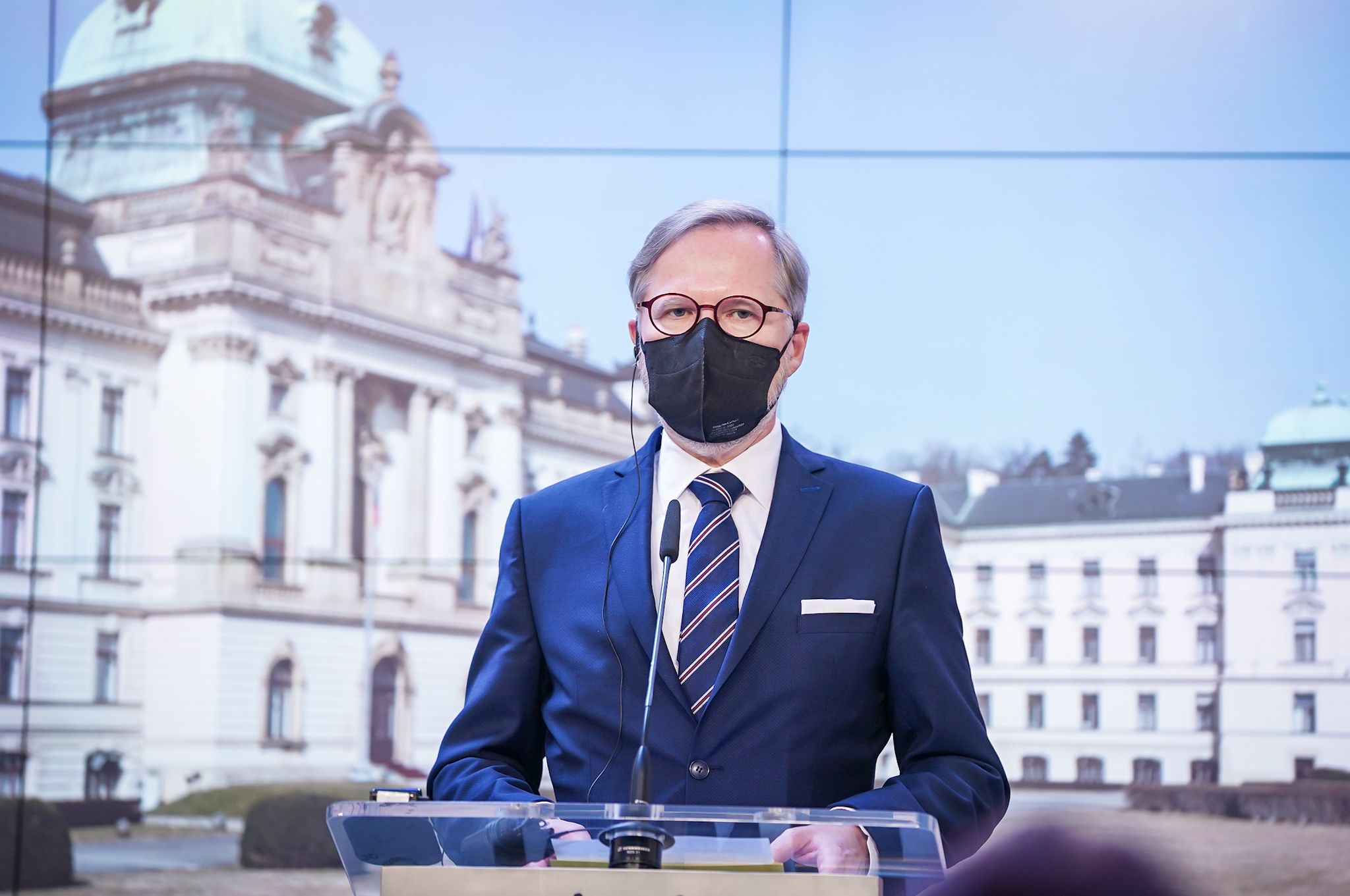 Premierminister Petr Fiala während einer Pressekonferenz im Februar 2022 Premierminister Petr Fiala an einem Pult vor seinem Amtssitz