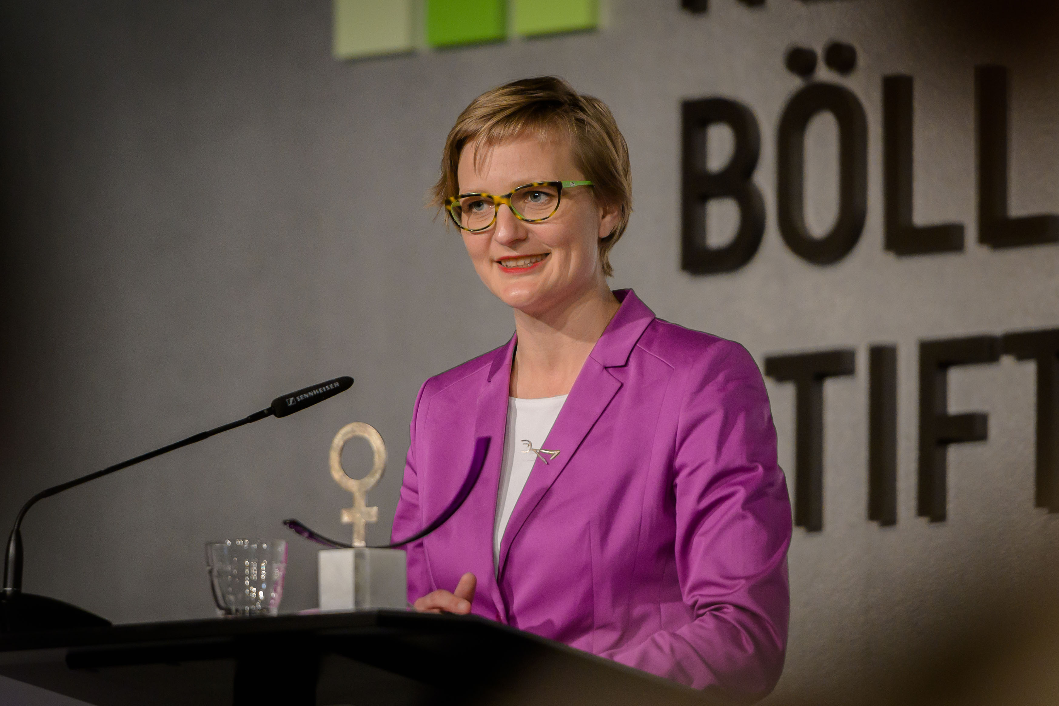 Laudatio von Dr. Franziska Brantner, MdB, Parlamentarische Staatssekretärin im Bundesministerium für Wirtschaft und Klimaschutz. Dr. Franziska Brantner, MdB, Parlamentarische Staatssekretärin im Bundesministerium für Wirtschaft und Klimaschutz - während ihrer Laudatio für die Anne-Klein-Frauenpreisträgerin 2022, Yosra Frawes
