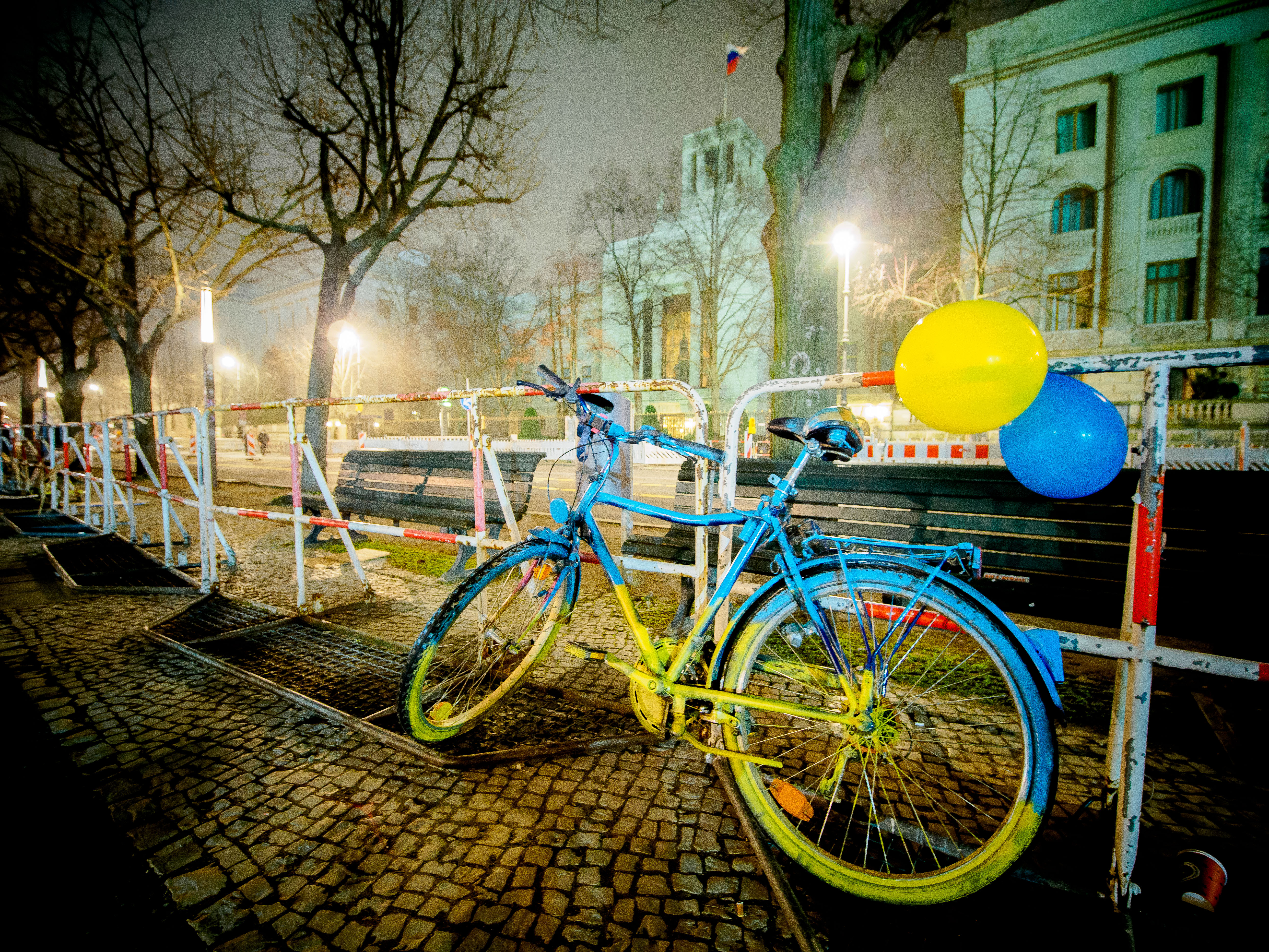 Ukrainekrieg Demonstration Fahrrad mit Luftballons in den Farben der ukrainischen Flagge