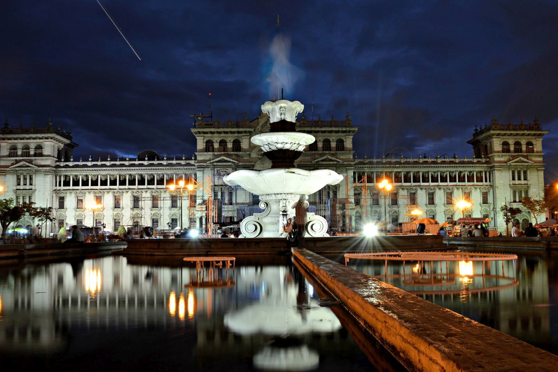 Plaza de la Constitución in Guatemala Stadt bei Nacht.