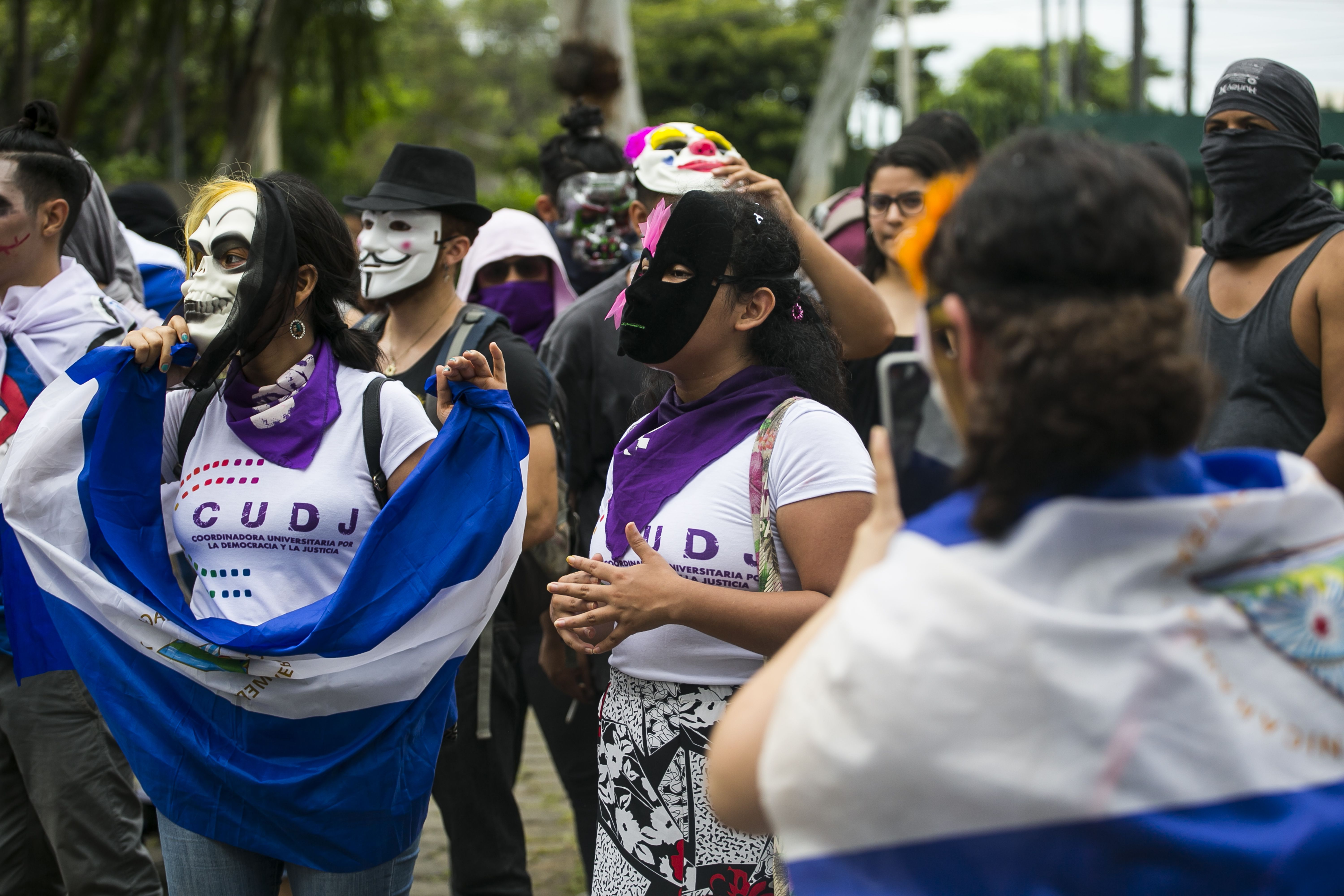 Mit dem »Marsch des Hohns« protestierten Student*innen (2019) in Managua gegen das Ortega-Regime. Masken verhindern die schnelle Identifizierung. Mit dem »Marsch des Hohns« protestierten Student*innen (2019) in Managua gegen das Ortega-Regime. Masken verhindern die schnelle Identifizierung.
