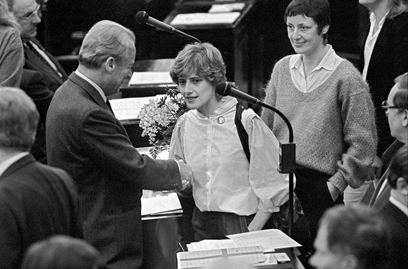 Petra Kelly und Willy Brandt Petra Kelly gibt Willy Brandt im Bundestag in Bonn die Hand