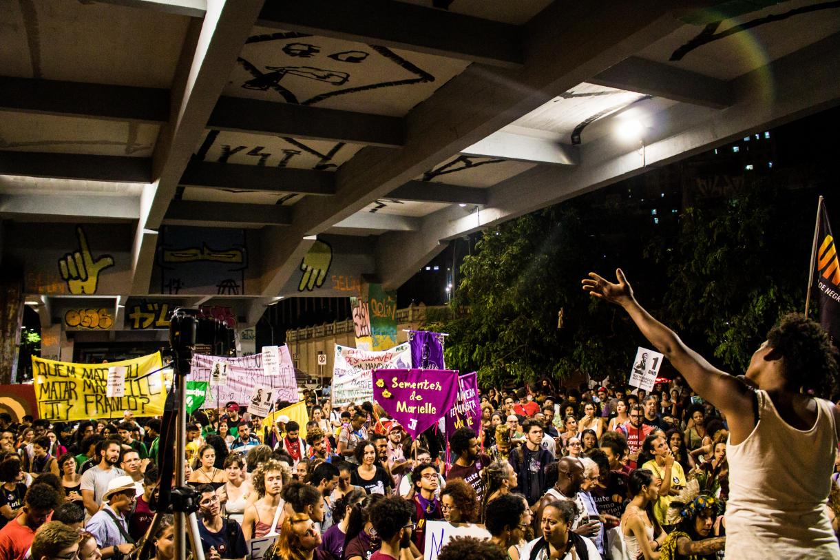 Trauerversammlung in Brasilien Versammlung von Menschen in Brasilien unter dem Santa-Tereza-Viadukt in der Innenstadt von Belo Horizonte, um der vor einem Jahr ermordeten Marielle Franco und des Fahrers Anderson Gomes zu gedenken.
