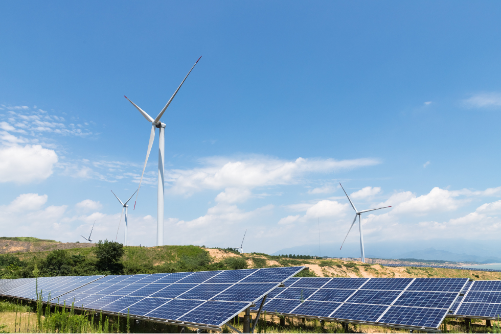 Windräder und Photovoltaikalagen in einer Landschaft