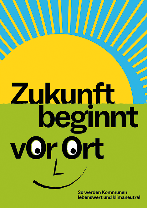 Sonne mit Strahlen über grünem Feld, Schrift: „Zukunft beginnt vOr Ort“, Buchstaben formen ein lachendes Gesicht. (So werden Kommunen lebenswert und klimaneutral)