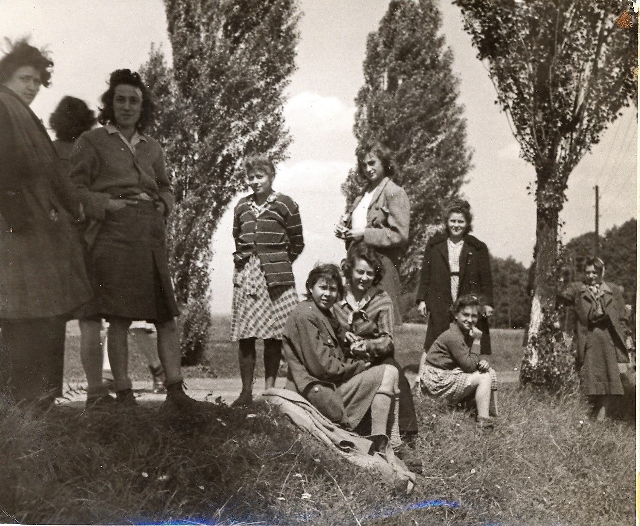 Illustration mit zehn Porträts von Personen vor farbigem, abstraktem Hintergrund in Blau, Grün und Weiß.