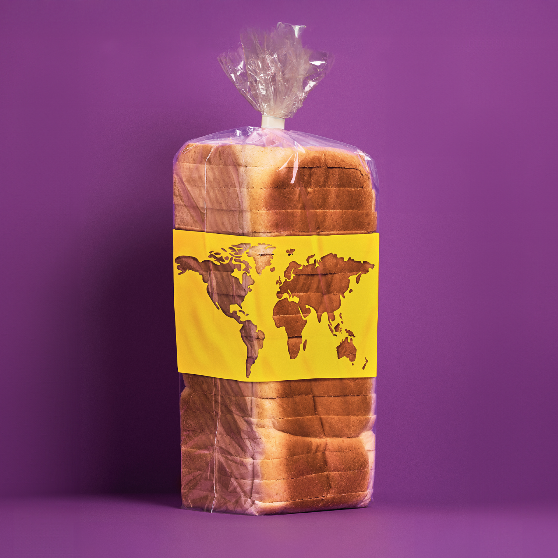 Verpackter Toast mit Weltkarte auf gelbem Etikett vor lila Hintergrund.