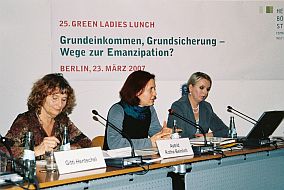 Gitti Hentschel und Astrid Rothe-Beinlich auf dem Podium des 25. Green Ladies Lunch