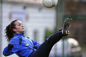 Frau kickt Fussball