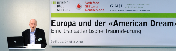 Ralf Fücks an Rednerpult vor Transparent "Europa und der 'American Dream'"