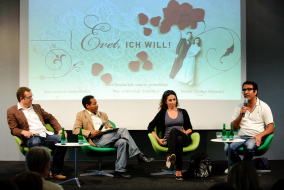 vier Menschen auf dem Podium