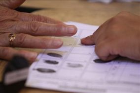 Finger einer Frau über einem Registrierungsblatt