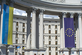 Flagge der Ukraine und Flagge der EU in Kiew, 2007