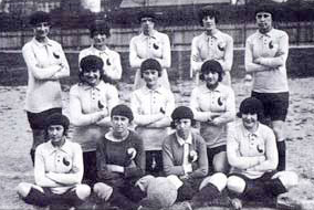 Gruppenfoto mit 12 Spielerinnen