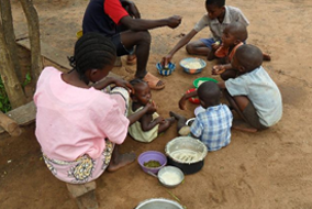 Essende Menschen in Kenia