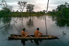 Indianer auf dem Xingu-Fluss. Foto: E-GIACOMAZZI