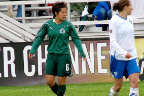 Aya Miyama während eines Fussbalspiels