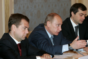 Surkow mit Putin und Medwedew