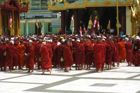Monks Protesting in Burma. Foto: racoles. Lizenz: Creative Commons Attribution 2.0.