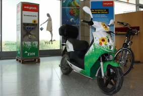 Elektroroller mit Stromtankstelle