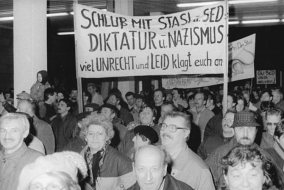 Bürger stürmen Stasi-Zentrale