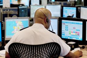 Mann vor Monitoren