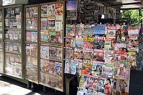 Zeitungskiosk in Buenos Aires: Viele schreiend bunte Zeitschriften, kaum Tageszeitungen