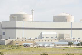 Atomkrfatwerk Koeberg in Südafrika, große graue Halle mit zwei Reaktoren