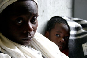 Mutter aus dem Kongo in einem südafrikanischen Flüchtlingslager 2008