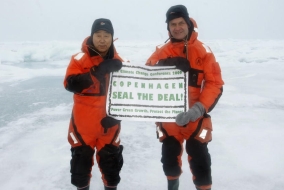 UN-Generalsekretär Ban Ki-Moon in der Polarregion mit Klimabanner in der Hand