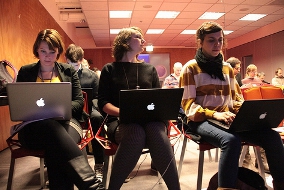 Frauen mit Laptops auf der eCommons2 Konferenz