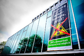 Fassade der Heinrich-Böll-Stiftung: Ausstieg aus der Atomenergie - jetzt! 100% erneuerbare Energien sind möglich
