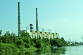 Kohlekraftwerk an Fluss