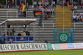 Fussballfans auf Stadiontribüne
