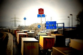 LKW-Stau auf einer Autobahn