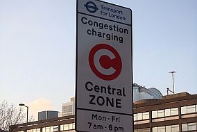 Schild "Congestion Charge" in der Londoner Innenstadt