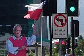 "No virar izquierda" - "Nicht links abbiegen" steht auf dem Schild, vor dem der Papp-Kandidat Piñera siegessicher die chilenische Fahne schwenkt. Wahlwerbegag oder Programm? Wohin Piñeras Politik nun führt, wird die Zukunft zeigen. Foto: Araceli Viceconte