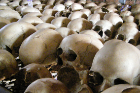 Schädel in einer Gedenkstätte in Ruanda erinnern an den Völkermord von 1994.