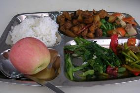 Mensatablett mit Essen