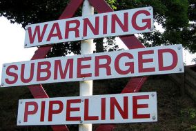 Warning: Submerged Pipeline. Originaltitel: Submerged Pipeline, perhaps? Foto: Xerones. Lizenz: Creative Commons BY-NC 2.0.
