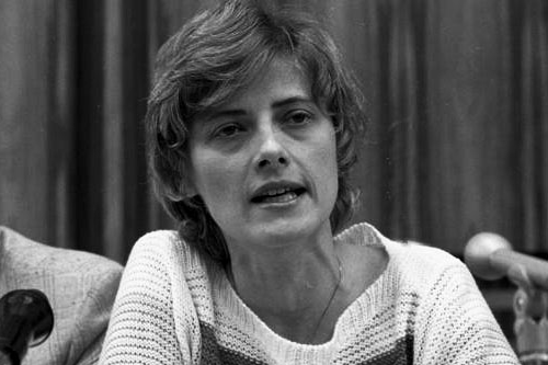 Petra Kelly auf der Pressekonferenz der Grünen nach der Bundestagswahl 1983
