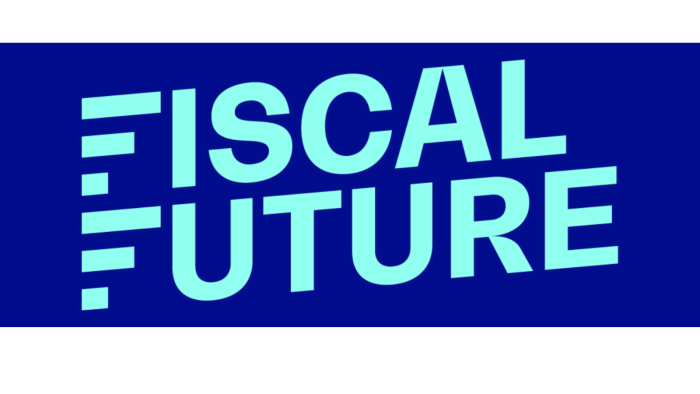 Hellblaue Schrift auf dunkelblauem Hintergrund: „FISCAL FUTURE“. Der Buchstabe F besteht aus fünf kurzen, waagerechten Balken.