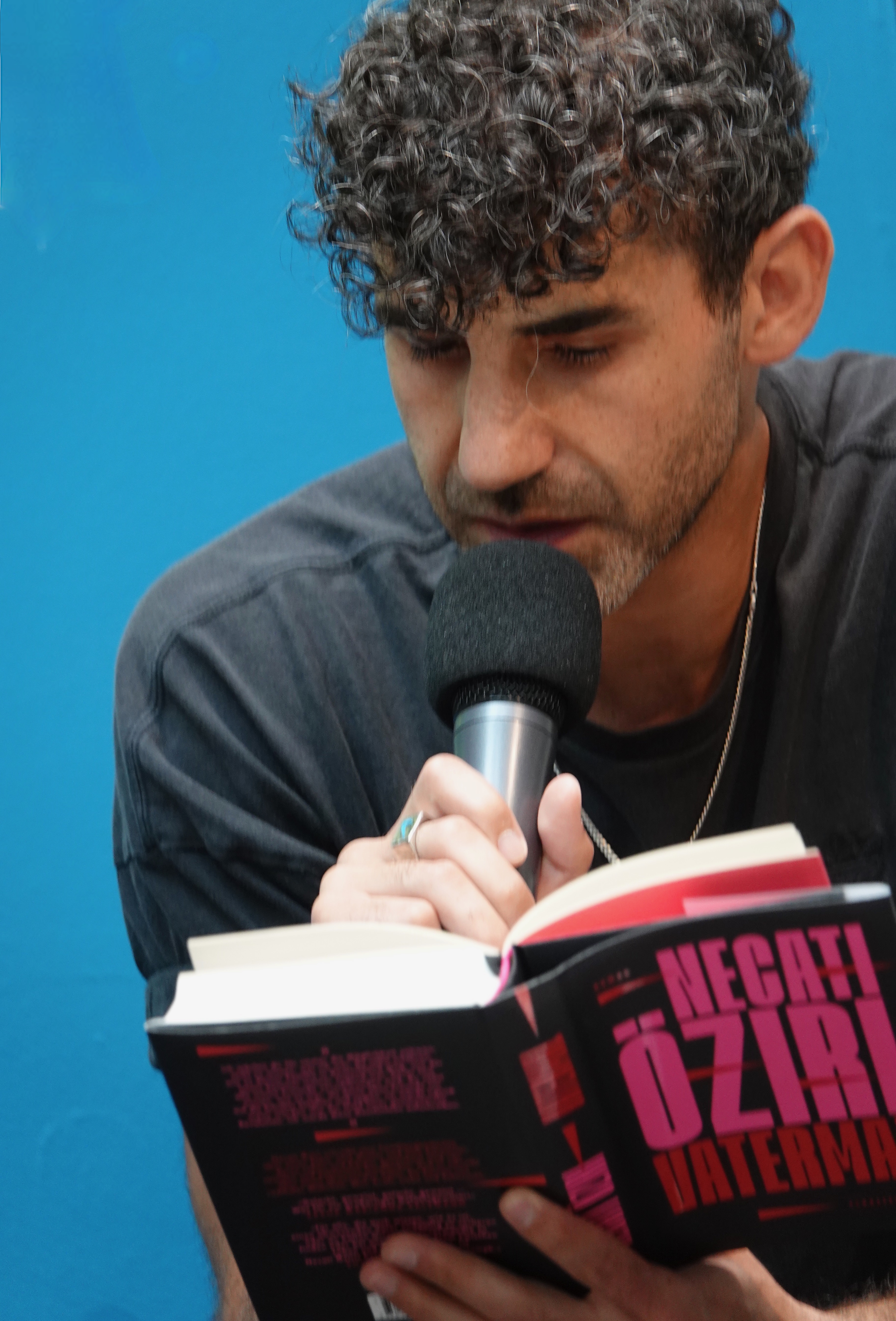  Necati Öziri stellt auf dem Erlanger Poetenfest 2023 seinen Roman 